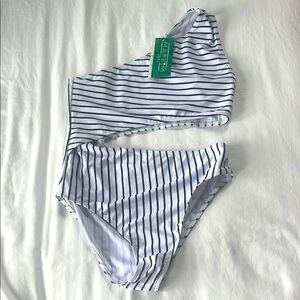 Woman’s one peice stripe bathing suit 🦓🤍🖤